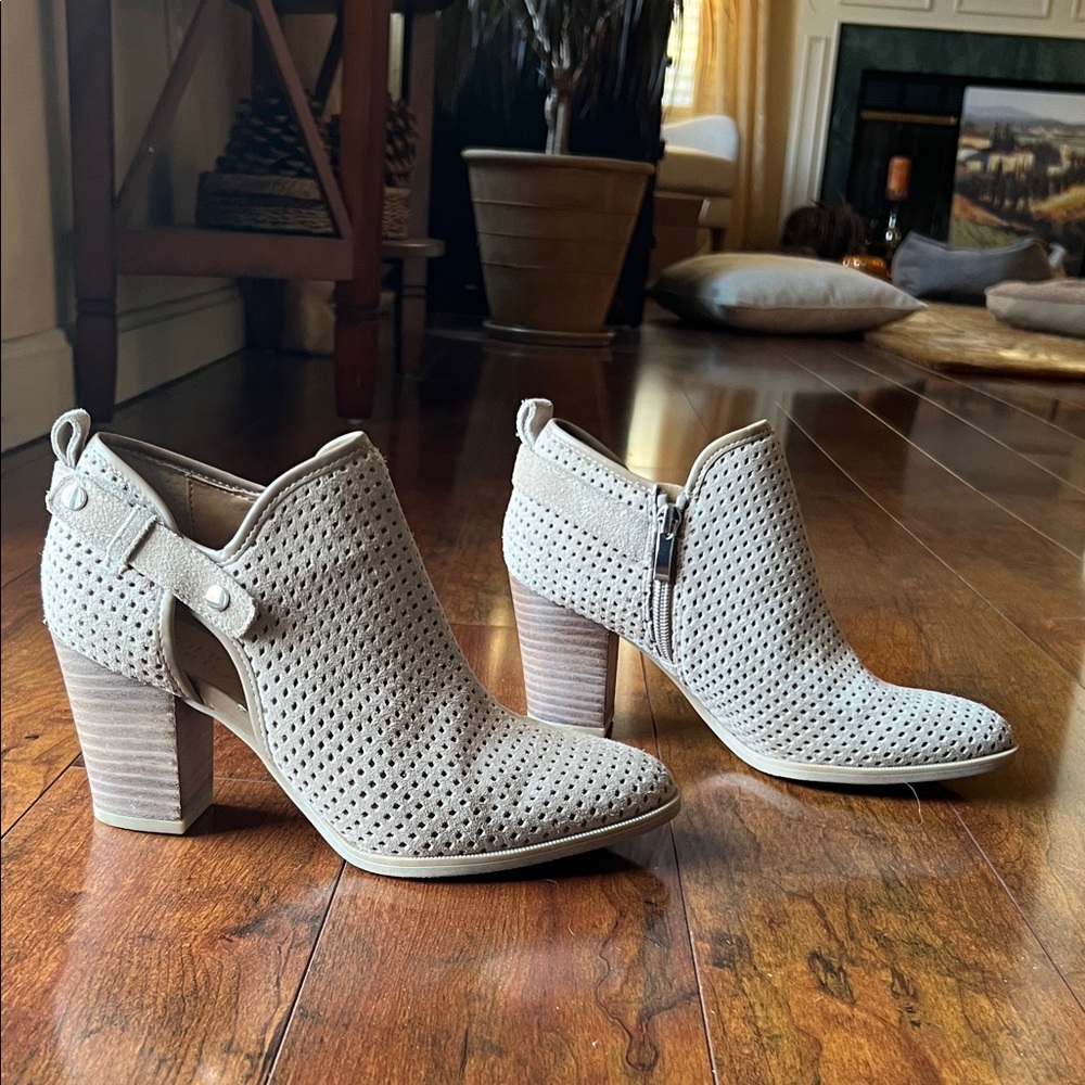 Light brown high heal booties